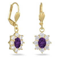 Boucles d'oreilles dormeuses en plaqué or jaune 18 carats et un pendant en améthyste synthétique serti 8 griffes entouré d'un pavage d'oxydes de zirconium blancs.