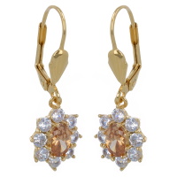 Boucles d'oreilles dormeuses en plaqué or jaune 18 carats et un pendant en oxyde de zirconium de couleur champagne serti 8 griffes entouré d'un pavage d'oxydes de zirconium blancs.