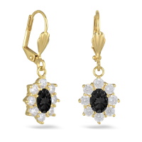 Boucles d'oreilles dormeuses en plaqué or jaune 18 carats et un pendant d'oxyde de zirconium noir serti 8 griffes entouré d'un pavage d'oxydes de zirconium blancs.
