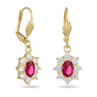 Boucles d'oreilles dormeuses en plaqué or jaune 18 carats et un pendant en pierre synthétique de couleur rose serti 8 griffes entouré d'un pavage d'oxydes de zirconium blancs.