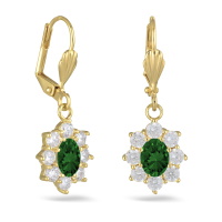 Boucles d'oreilles dormeuses en plaqué or jaune 18 carats et un pendant en pierre synthétique de couleur verte serti 8 griffes entouré d'un pavage d'oxydes de zirconium blancs.