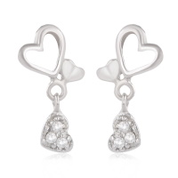 Boucles d'oreilles pendantes composées de cœurs en argent 925/000 rhodié dont un pavé d'oxydes de zirconium blancs.