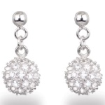 Boucles d'oreilles pendantes en argent 925/000 et boules en strass en oxydes de zirconium.