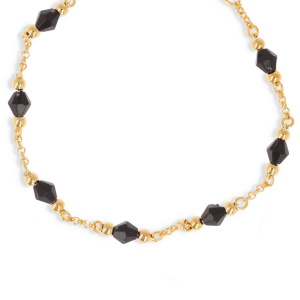 Collier composé d'une chaîne en plaqué or jaune 18 carats et de perles de cristal noir.