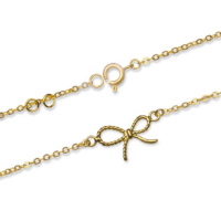 Bracelet composé d'une chaîne et nœud papillon en plaqué or jaune 18 carats. Fermoir anneau ressort avec anneaux de rappel à 15.5, 16.5 et 18 cm.