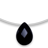 Collier en fil de nylon et pierre couleur noire. Fermoir en argent 925/000.
