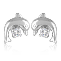 Boucles d'oreilles puces en forme de dauphin en argent 925/000 rhodié serties d'un oxyde de zirconium blanc.