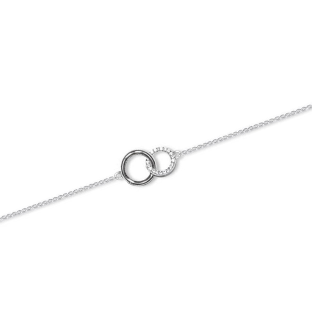 Bracelet composé d'une chaîne en argent 925/000 rhodié et de deux cercles entrelacés dont un pavé d'oxydes de zirconium blancs.<br/>Fermoir anneau ressort avec anneaux de rappel à 15,5, 16,5 et 18 cm. Cercle Rond Strass  Adolescent Adulte Femme Fille Indémodable 