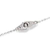 Collier composé d'une chaîne et d'un pendentif menottes en argent 925/000 rhodié. Fermoir anneau ressort avec anneaux de rappel à 42.5, 44 et 45 cm.