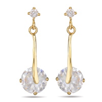 Boucles d'oreilles en plaqué or jaune 18 carats composées d'une puce sertie 4 griffes d'un oxyde de zirconium blanc et d'un pendant tige avec un oxyde de zirconium blanc serti 4 griffes.