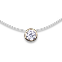 Collier composé d'un fil nylon et d'un pendentif rond en plaqué or jaune 18 carats serti clos d'un oxyde de zirconium blanc.