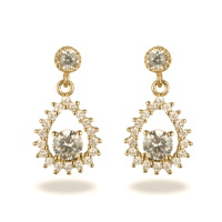 Boucles d'oreilles pendantes en plaqué or jaune 18 carats composées d'une puces sertie clos d'un oxyde de zirconium blanc et d'une goutte pavée d'oxydes de zirconium blancs surmontée d'un oxyde de zirconium blanc serti 4 griffes. 