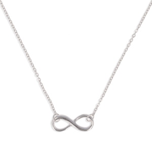 Collier composé d'une chaîne et d'un pendentif en forme du symbole infini en argent 925 rhodié. Fermoir mousqueton avec anneaux de rappel à 42, 43,5 et 45 cm.