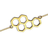 Collier composé d'une chaîne et d'un pendentif en forme d'alvéoles d'abeilles en plaqué or jaune 18 carats. Fermoir anneau ressort avec anneaux de rappel à 43, 44 et 45 cm.