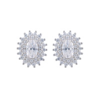 Boucles d'oreilles de forme ovale en argent 925/000 rhodié serties d'oxydes de zirconium blancs et surmontées d'un oxyde de zirconium blanc serti 4 griffes.