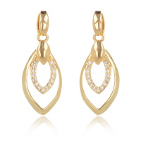 Boucles d'oreilles pendantes composées de cercles ovales en plaqué or jaune 18 carats pavées en partie d'oxydes de zirconium blancs.