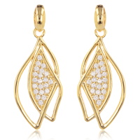 Boucles d'oreilles pendantes en plaqué or jaune 18 carats pavées en partie d'oxydes de zirconium blancs.