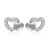 Boucles d'oreilles composées de deux cœurs en argent 925/000 rhodié dont un pavé d'oxydes de zirconium blancs.