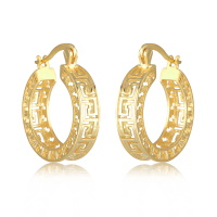 Boucles d'oreilles créoles avec motifs ajourés en plaqué or jaune 18 carats.