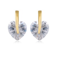 Boucles d'oreilles en plaqué or jaune 18 carats surmontées d'un oxyde de zirconium en forme de coeur.