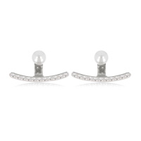 Boucles d'oreilles en argent 925/000 rhodié composé d'une puce surmontée d'une perle d'imitation et d'un pendant pavé d'oxydes de zirconium blancs.