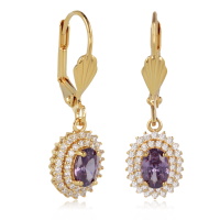 Boucles d'oreilles dormeuses en plaqué or jaune 18 carats avec un pendant ovale pavé d'oxydes de zirconium blancs et surmonté d'une pierre d'imitation améthyste sertie 4 griffes.