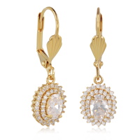 Boucles d'oreilles dormeuses en plaqué or jaune 18 carats et un pendant ovale pavé d'oxydes de zirconium blancs et surmonté d'un oxyde de zirconium blanc sertie 4 griffes.