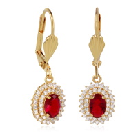 Boucles d'oreilles dormeuses en plaqué or jaune 18 carats avec un pendant ovale pavé d'oxydes de zirconium blancs et surmonté d'une pierre d'imitation grenat sertie 4 griffes.