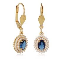 Boucles d'oreilles dormeuses en plaqué or jaune 18 carats et un pendant ovale pavé d'oxydes de zirconium blancs et surmonté d'une pierre d'imitation saphir sertie 4 griffes.