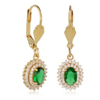 Boucles d'oreilles dormeuses en plaqué or jaune 18 carats et un pendant ovale pavé d'oxydes de zirconium blancs et surmonté d'un oxyde de zirconium vert sertie 4 griffes.