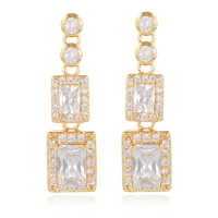 Boucles d'oreilles pendantes en plaqué or jaune 18 carats composées de deux puces rondes serties clos d'un oxyde de zirconium blanc et de deux oxydes de zirconium blancs de forme rectangulaire entourées d'un pavage d'oxydes de zirconium blancs.