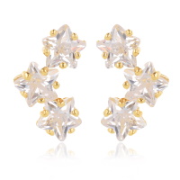 Boucles d'oreilles en plaqué or jaune 18 carats serties de trois oxydes de zirconium blancs en forme d'étoile.