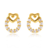 Boucles d'oreilles composées d'un cercle en plaqué or jaune 18 carats pavé d'oxydes de zirconium blancs et d'un cœur en plaqué or jaune 18 carats.