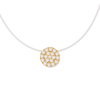 Collier composé d'un fil de pêche nylon et d'un pendentif rond en plaqué or jaune 18 carats pavé d'oxydes de zirconium blancs.