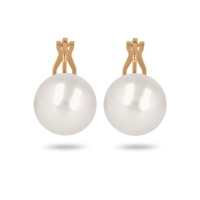 Boucles d'oreilles pendantes fermoir clip en plaqué or jaune 18 carats surmontées d'une perle de Majorque d'imitation de couleur blanche.