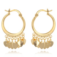 Boucles d'oreilles créoles avec pampilles cœurs en plaqué or jaune 18 carats.