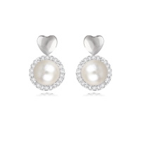 Boucles d'oreilles pendantes composées d'une puce en forme de cœur en argent 925/000 rhodié et d'une perle d'imitation entourée d'un pavage d'oxydes de zirconium blancs.
