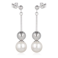 Boucles d'oreilles pendantes composées d'une puce boule et d'une tige avec une perle en argent 925/000 rhodié et d'une perle d'imitation.