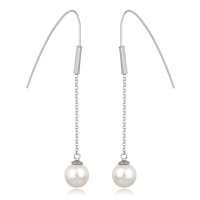 Boucles d'oreilles pendantes avec une chaînette en argent 925/000 rhodié et une perle d'imitation.