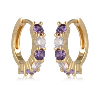 Boucles d'oreilles créoles en plaqué or jaune 18 carats serties d'oxydes de zirconium blancs et de pierres d'imitation d'améthyste.