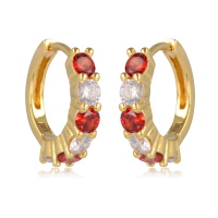 Boucles d'oreilles créoles en plaqué or jaune 18 carats serties de grenat d'imitation et d'oxydes de zirconium blancs.