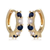 Boucles d'oreilles créoles en plaqué or jaune 18 carats serties d'oxydes de zirconium blancs et de pierres d'imitation saphir.