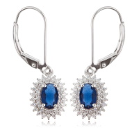 Boucles d'oreilles dormeuses en argent 925/000 rhodié avec un pendant ovale pavé d'oxydes de zirconium blancs et surmonté d'une pierre d'imitation saphir sertie 4 griffes.