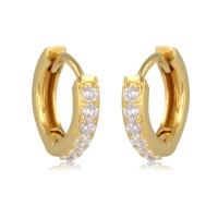 Boucles d'oreilles créoles en plaqué or jaune 18 carats pavées en partie d'oxydes de zirconium blancs.