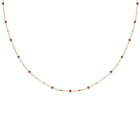Collier composé d'une chaîne avec boules en plaqué or jaune 18 carats et de perles de couleur rouge. Fermoir mousqueton avec 5 cm de rallonge.