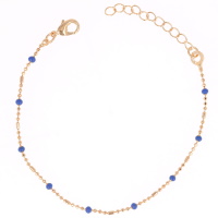 Bracelet composé d'une chaîne à boules en plaqué or jaune 18 carats et de perles en résine de couleur bleue. Fermoir mousqueton avec 3 cm de rallonge.