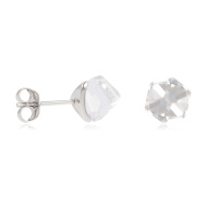 Boucles d'oreilles puces en argent 925/000 rhodié surmontées d'un cube en oxyde de zirconium blanc.