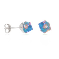 Boucles d'oreilles puces en argent 925/000 rhodié surmontées d'un cube en cristal aurore boréale.