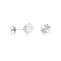 Boucles d'oreilles puces en argent 925/000 rhodié surmontées d'un cube en oxyde de zirconium blanc.