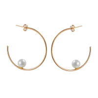 Boucles d'oreilles ouvertes fil rond en plaqué or jaune 18 carats surmontées d'une perle de Majorque d'imitation.